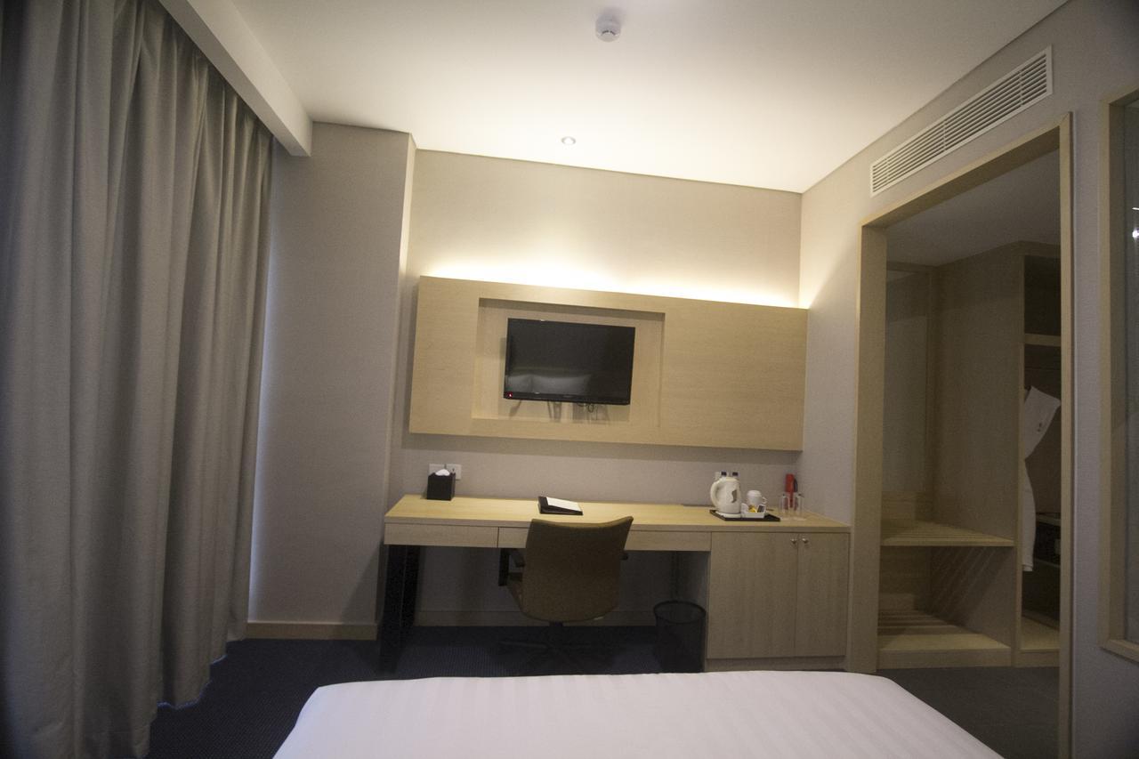 GTV Hotel Cikarang Buitenkant foto