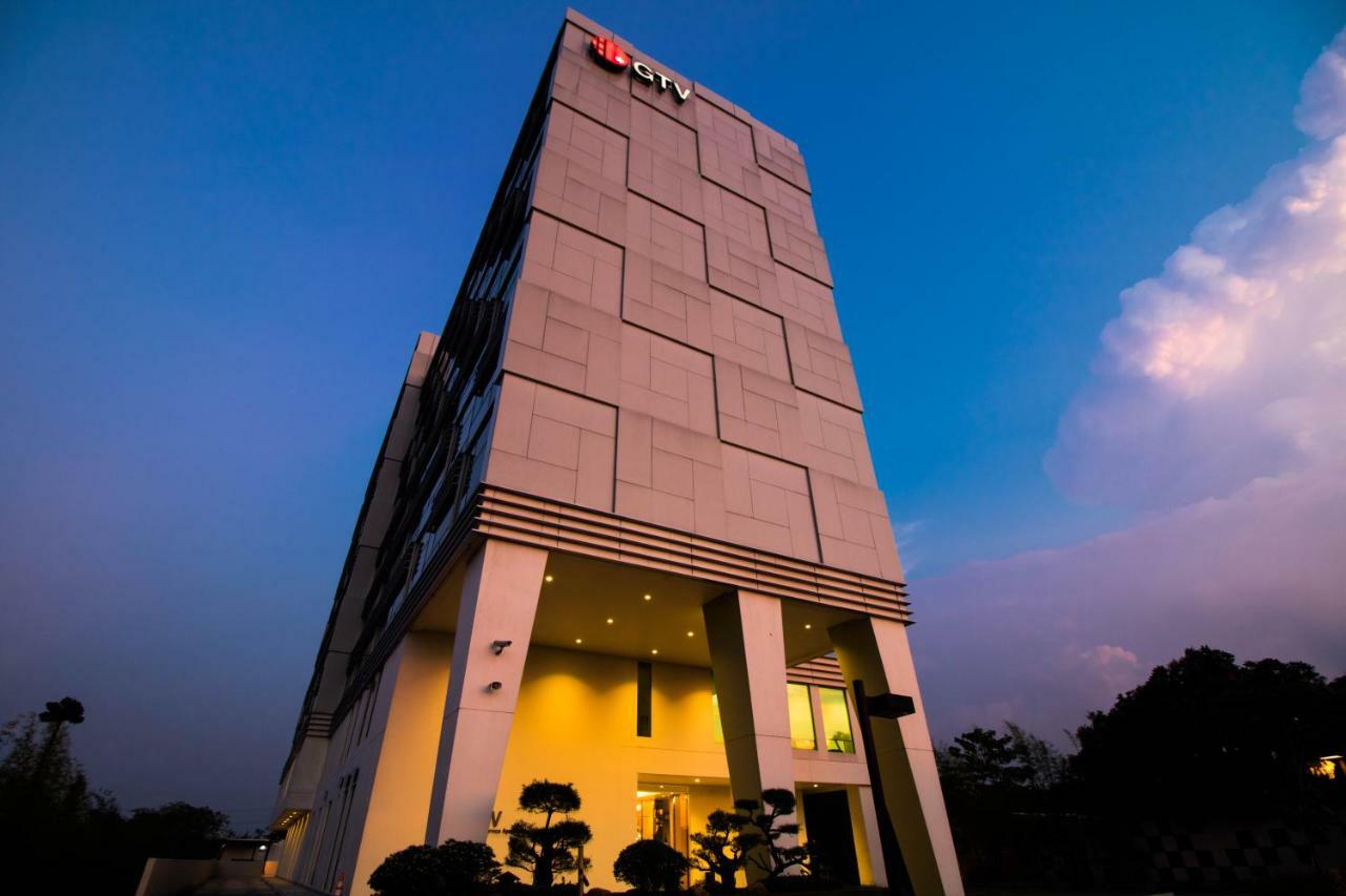 GTV Hotel Cikarang Buitenkant foto