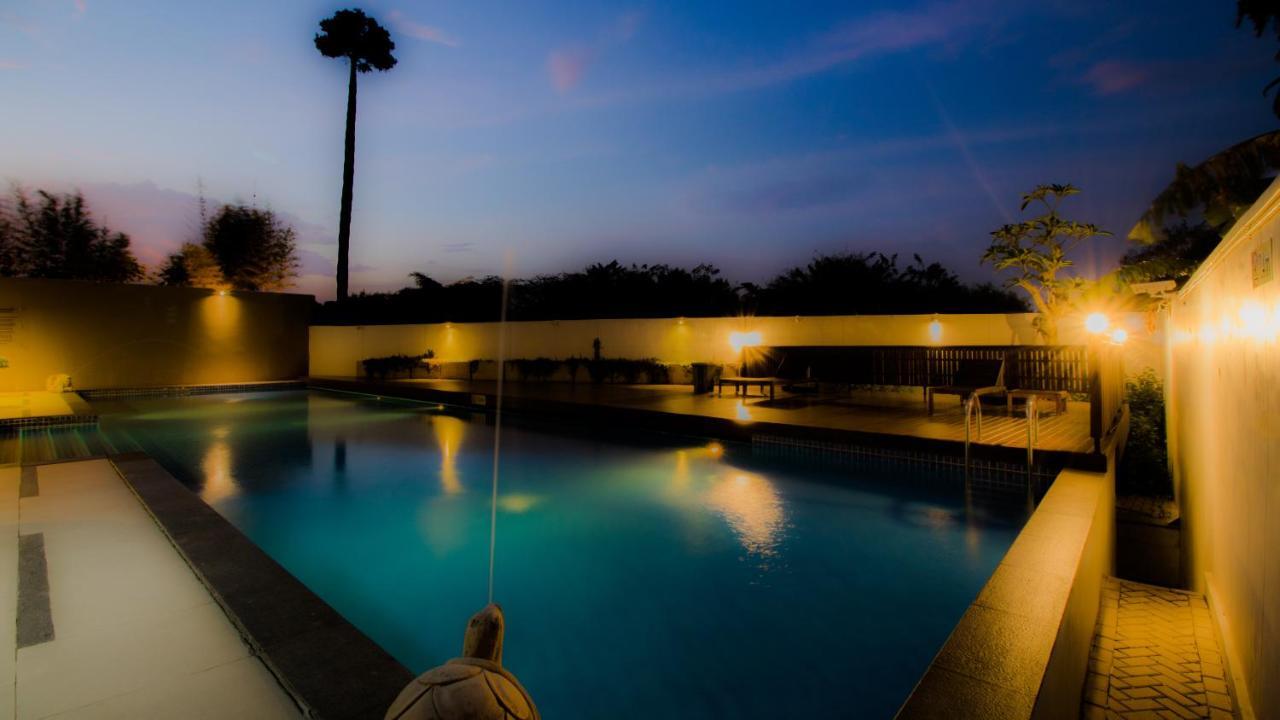 GTV Hotel Cikarang Buitenkant foto